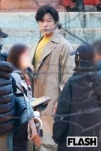 鈴木亮平・大人気主演映画『シティーハンター』第2弾ロケ姿目撃！　ドラマ共演中の“妻”に見せた“もっこり”