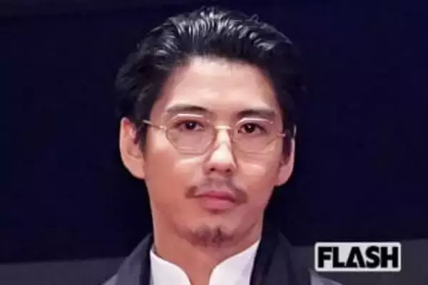 賀来賢人、榮倉奈々と「夫婦親密」ショット公開、“小顔” に集まる衝撃…イクメンぶりで際立つ「2児の父」の好調