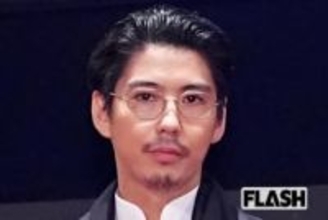 賀来賢人、榮倉奈々と「夫婦親密」ショット公開、“小顔” に集まる衝撃…イクメンぶりで際立つ「2児の父」の好調