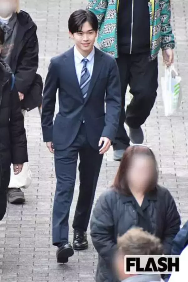 「鈴木福　40万円レザージャケット姿にネット驚愕！直前にはビールジョッキで笑顔…“大人びた私生活”で狙うイメチェン」の画像