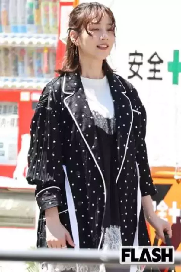 のん　独特すぎる“ネグリジェ風”キャミソールで笑顔のロケ姿…日傘からはみ出る“大股歩き”を披露