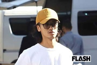 赤西仁、沢尻エリカとの “密着ショット” 公開で騒然…A.B.C-Z 橋本良亮 “熱愛報道” と同日タイミングに驚きの声