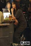 「比嘉愛未、赤羽の赤提灯で“飲んだくれ”ロケ姿目撃!　芸能界きっての「ビール好き」は上機嫌でスタッフへ“神対応”」の画像1