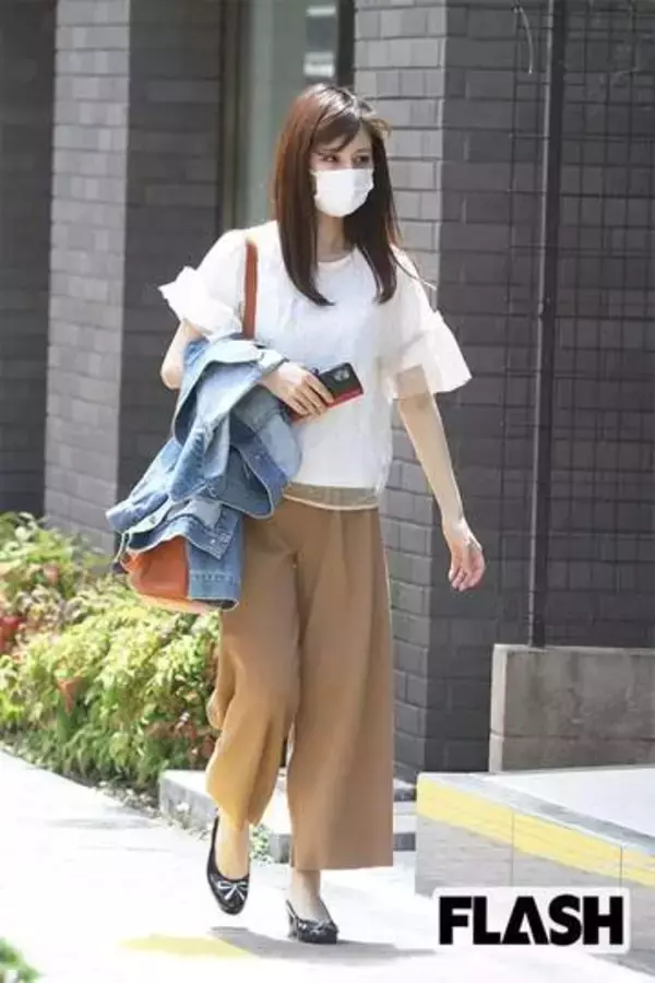フジ・堤礼実アナ、報道番組で“膝出しミニワンピ”に議論勃発　SNSは女性アナの“ファッションコーデ”状態に