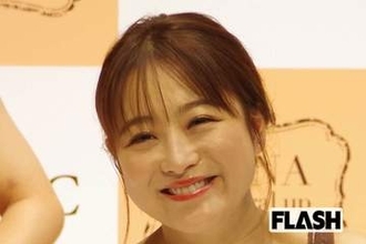 鈴木奈々、新幹線内での“胸元ざっくり”大胆私服にあがる困惑“コンプレックス”解消で加速する谷間強調スタイル