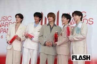 M!LK『CDTV』で見せた羽根つき“ド派手衣装”に「神々しかった」ファン騒然…こだわりの「キラキラ演出」