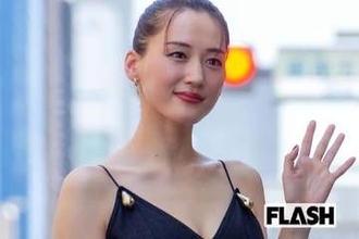 綾瀬はるか　新宿の雑踏で“ノー変装”…「爽やかコーデ」お買い物姿を目撃、女優業も好調
