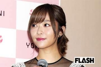 =LOVE野口衣織、韓国で見せた“ずり落ち風デニム”私服姿…音楽番組での衣装とのギャップにファン騒然