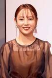 「フリーアナ森千晴、パツパツTシャツで “美デコルテ” 披露…『グッド！モーニング』卒業して “次なるステップ” へ」の画像1
