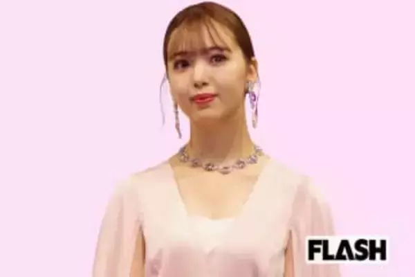 藤田ニコル“ぽっこりお腹ショット”にファンからの祝福続々…センシティブな話題も発信、変わらぬ“カリスマ性”