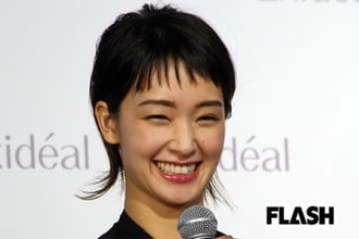 剛力彩芽　金髪ロング＆背中バックリ黒ドレス披露、モード系転向で進む脱ボーイッシュイメージ