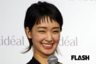 剛力彩芽　金髪ロング＆背中バックリ黒ドレス披露、モード系転向で進む脱ボーイッシュイメージ