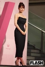 TWICE・モモ、両脇全開の大胆衣装すぎるに「美しい」「びんぼっちゃま」露出とファッション性のバランスめぐり議論