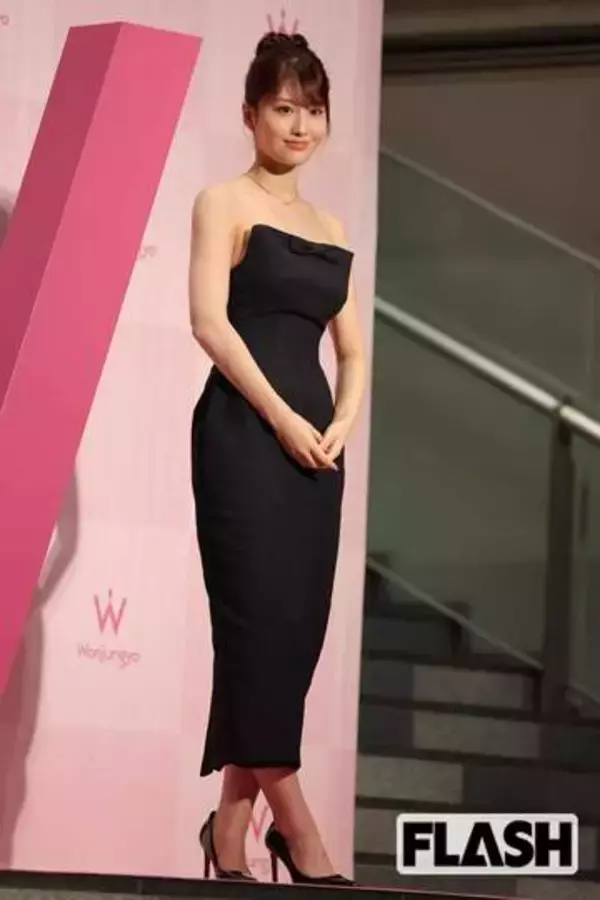 TWICE・モモ、両脇全開の大胆衣装すぎるに「美しい」「びんぼっちゃま」露出とファッション性のバランスめぐり議論
