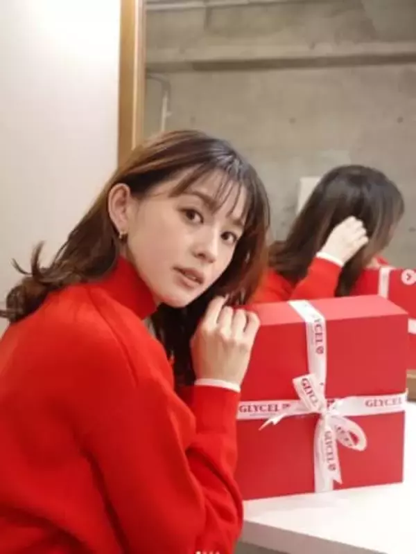 朝比奈彩　黒のタイトドレス姿で細すぎるウエスト披露、第2子出産後もキープする圧巻のスタイル