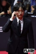 坂口健太郎、髭に革ジャンの“ワイルド姿”で撮影打ち上げ…“二股報道”から半年、フランス合作映画で“再起”