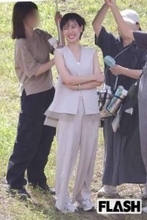 戸田恵梨香、細木数子をイメージした“ゴールドドレス”でパーティに登場…半生演じるドラマで懸念される“コント”化