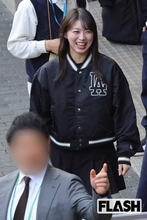 モー娘。牧野真莉愛、スカートに新庄監督の顔がびっしり！格好は奇抜でもマウンドで見せた “神リスペクト” に賞賛