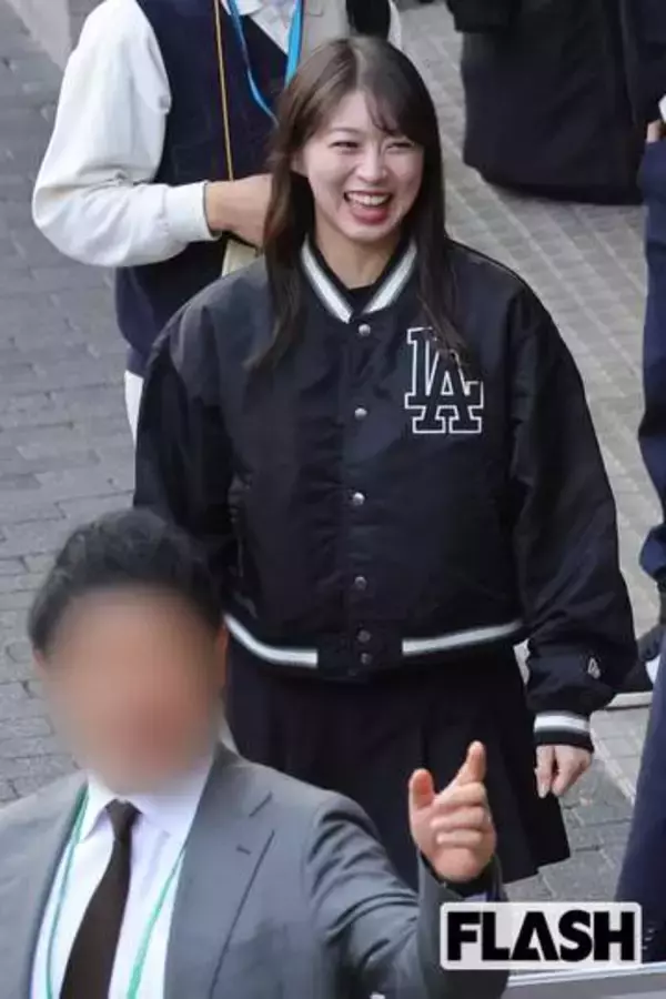 モー娘。牧野真莉愛、スカートに新庄監督の顔がびっしり！格好は奇抜でもマウンドで見せた “神リスペクト” に賞賛