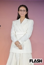 木村文乃　クールなオールバックメガネ姿をキャッチ　人気ドラマでみせた“先生役”も大ハマり