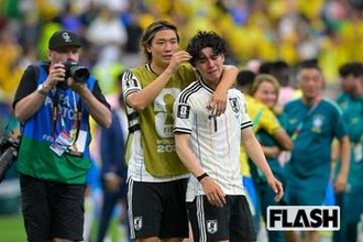 W杯敗戦から帰国の田中碧「2600万円」愛車でショッピングモールへ…つかの間オフに“スマホ片手”に向かった店
