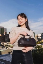 池のほとりで “水色インナー” チラ見せ…人気 “清純派女優” の無防備なしゃがみ姿にファン歓喜