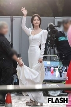 安斉星来、ヒット映画PRで見せた“美背中丸見え”ドレス　釜山映画祭では“号泣トラブル”も