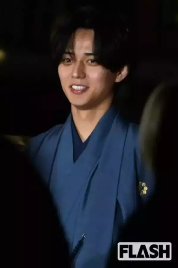 永瀬廉、結婚式で「黒ネクタイ」着用への指摘噴出…過去には“人気アイドル”も「薄ピンクドレス」で謝罪、意外と見られている参列衣装