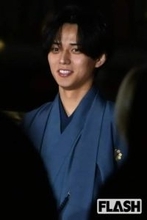 永瀬廉、結婚式で「黒ネクタイ」着用への指摘噴出…過去には“人気アイドル”も「薄ピンクドレス」で謝罪、意外と見られている参列衣装