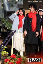 フジテレビ“新婚女子アナ”のクリスマスコーデをキャッチ！　発表から3日後、人気女優とともに“幸せオーラ”全開