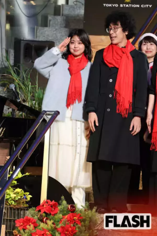 フジテレビ“新婚女子アナ”のクリスマスコーデをキャッチ！　発表から3日後、人気女優とともに“幸せオーラ”全開