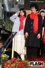 フジテレビ“新婚女子アナ”のクリスマスコーデをキャッチ！　発表から3日後、人気女優とともに“幸せオーラ”全開