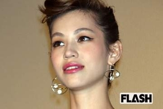 水原希子“胸元ざっくり”ドレスでソロアーティストデビューも一部から冷ややかな声…尾を引く「痴漢は日本だけ」発言