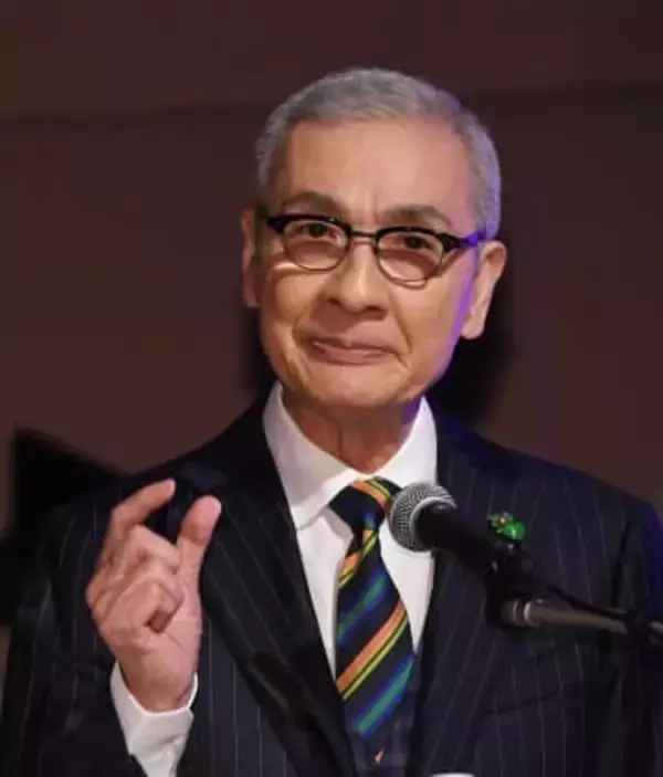 【追悼】久米宏さん『ニュースステーション』立ち上げメンバーが明かす“テレビの天才”の素顔「亡くなった520人分の靴をスタジオに並べました」