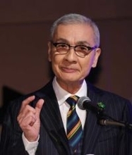 【追悼】久米宏さん『ニュースステーション』立ち上げメンバーが明かす“テレビの天才”の素顔「亡くなった520人分の靴をスタジオに並べました」