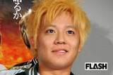 「小出恵介「島暮らし」での“ほっそり”金髪ショット披露し…未成年と「飲酒・淫行」報道から9年、地上波復帰で注目」の画像1