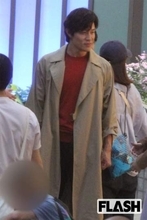 鈴木亮平　新宿で実力派女優との“腕組みデート”ロケをキャッチ、『シティハンター』続編に高まる期待