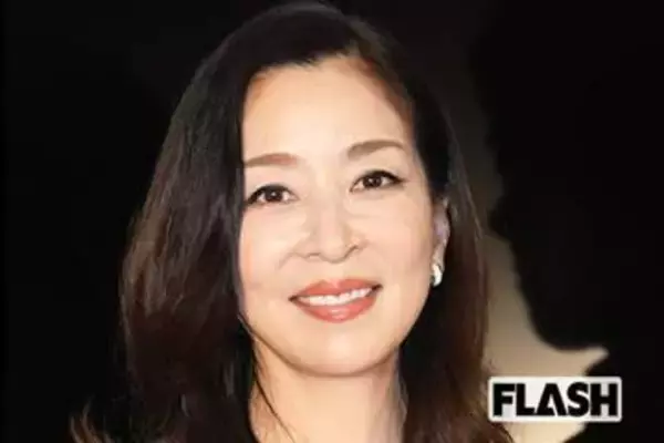 真矢ミキ、レッドカーペットで圧巻のスタイル披露も…強風でまくれ上がるスリットドレスに “ヒヤヒヤ”