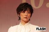 「米倉涼子　“紫の蝶”変身で谷間チラリの妖艶ショット公開、“再出発”もテレ朝局内で進む『ドクターX』の“後継探し”」の画像1