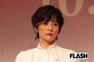 米倉涼子　“紫の蝶”変身で谷間チラリの妖艶ショット公開、“再出発”もテレ朝局内で進む『ドクターX』の“後継探し”