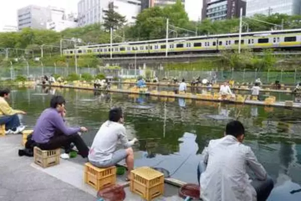『銀河の一票』でも登場の “市ヶ谷の釣り堀” に「不法占拠」報道…区長は「外濠では4ヶ所」警告書発出