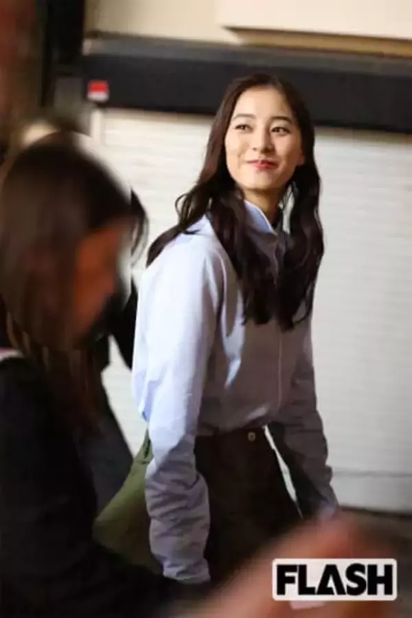 新木優子　中島裕翔との熱愛報道もどこ吹く風…“神ファンサ”連発の余裕の笑顔をキャッチ