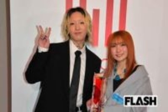 YOASOBI・Ayase、ユニクロとTシャツコラボも “首まで完全防御” で疑われた “タトゥー隠し”…5年前は肌見せで際立つ “厚着スタイル”