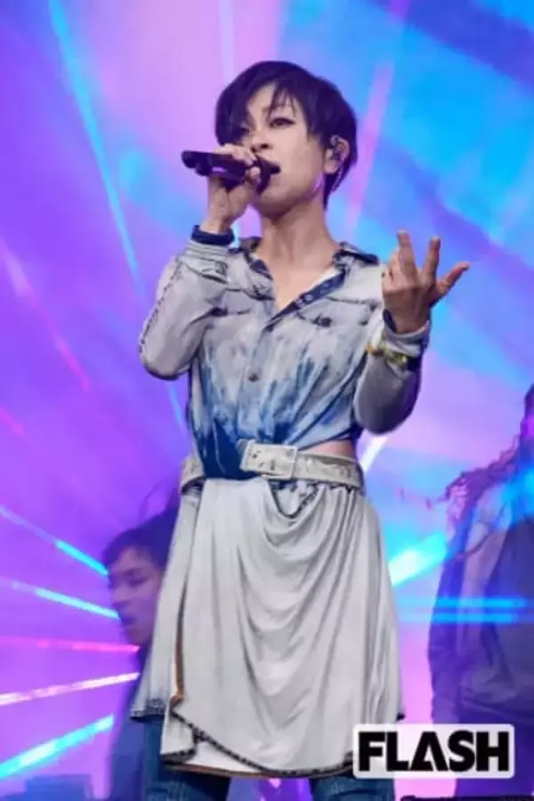 宇多田ヒカル　エルメスのファッションショーに登場…“全身ブラック”姿に「もはやスーパーモデル」ファン釘付け