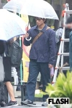 綾野剛　土砂降りロケでクールな姿をキャッチ！“Netflix俳優”として世界を射程に