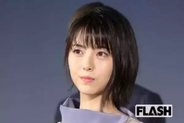 浜辺美波がサファイア＆純白ロングドレス披露…華やかさにファン感嘆も「心配になるレベル」の細すぎるボディライン