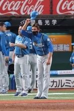 日ハム・新庄剛志監督、相手ファンにも見せた「脱帽一礼」に称賛の嵐“ド派手”の陰に球界屈指の“礼儀正しさ”