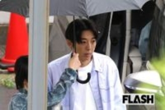 高橋一生、笑顔で臨んだ『リボーン』ロケ姿…ドラマウォッチャーの注目は“真逆の二役”が見せる「顔芸」