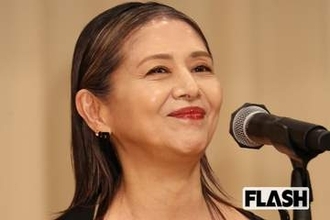 小泉今日子、無加工のインスタ配信で “クマくっきり” 近影も…「老化ではなく進化」体現する姿にファンも感銘