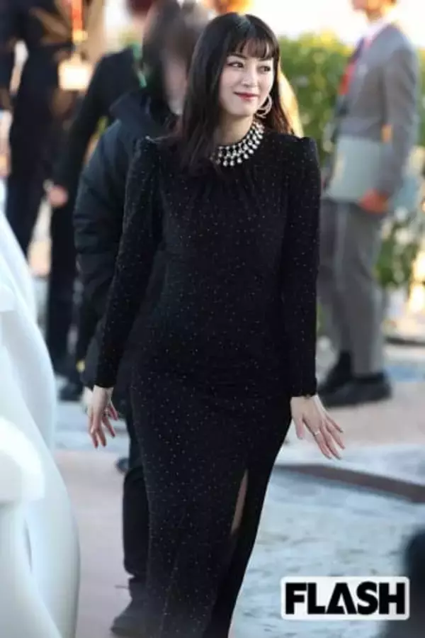 池田エライザ　競馬場で“ギリギリ”攻め衣装を披露！ボディラインくっきり姿に釘付け…期待高まる1月ドラマ